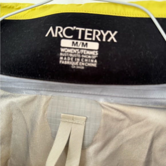 Arc’teryx Women’s size Medium waterproof jacket with hood - Picture 8 of 8